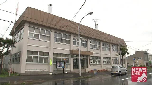 警察署の壁に