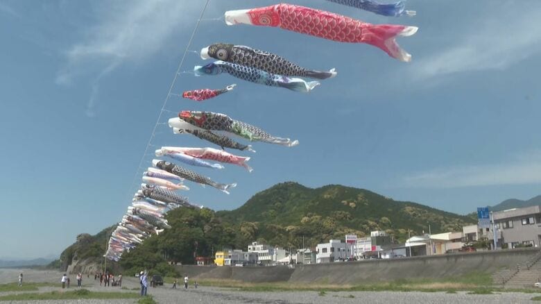 約1kmにわたって250匹…三重県熊野市の七里御浜海岸に「鯉のぼり」海風を受けて気持ちよさそうに泳ぐ｜FNNプライムオンライン