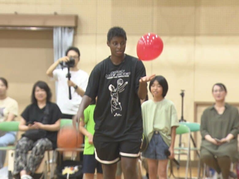 自称“日本一親しみやすいバスケ選手”…馬瓜エブリン選手のバスケ教室 小学生たちに練習方法等を実演交え披露｜FNNプライムオンライン