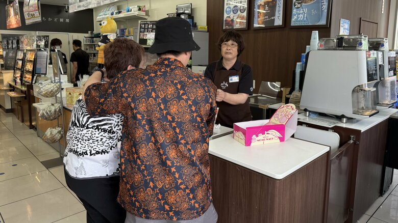 「金出せコラァ！」「出しません」コンビニで強盗被害を防ぐ訓練 ATM利用者への声掛けで特殊詐欺防止も｜FNNプライムオンライン