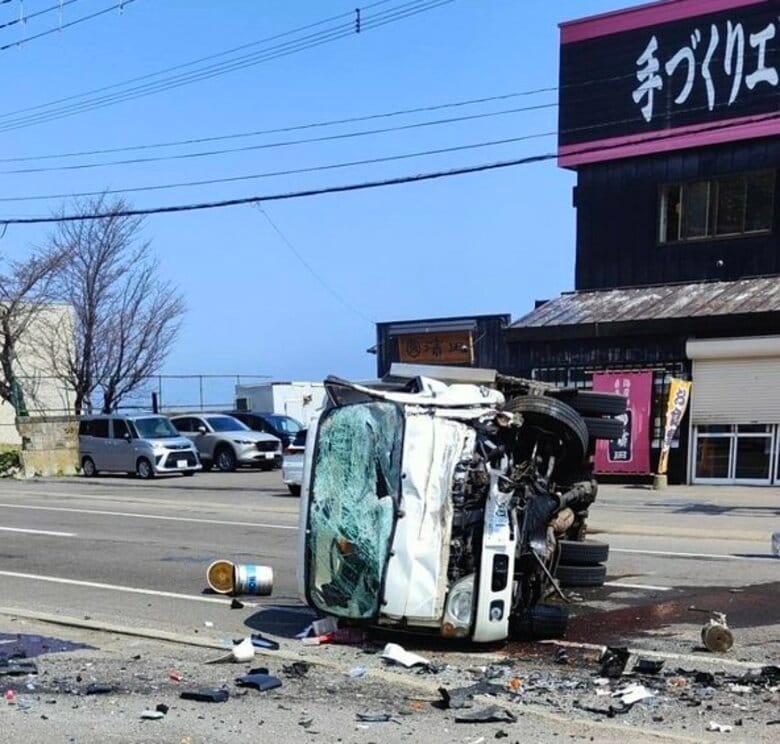 【速報】GWの国道でトラックと軽自動車が衝突し、車両が横転＿3人が負傷 うち1人が意識不明〈北海道羅臼町〉｜FNNプライムオンライン