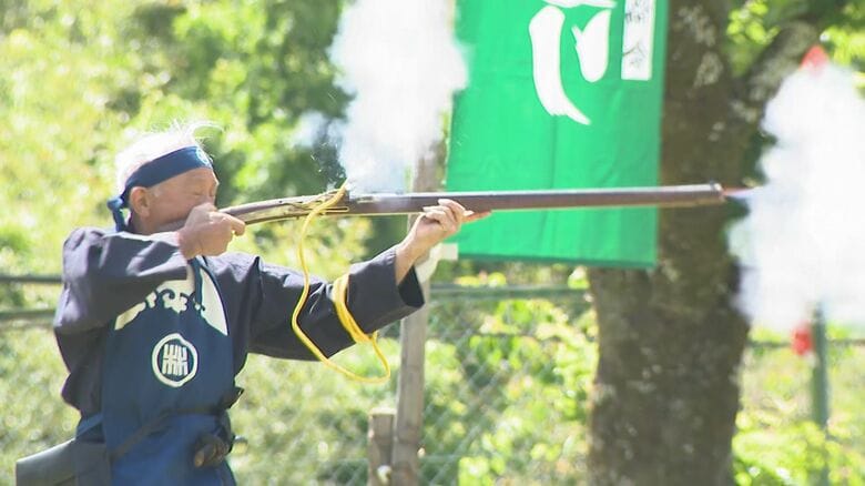 織田・徳川連合軍が武田騎馬隊破る…『長篠の戦い』の戦没者を弔う祭り 鉄砲隊が火縄銃の演武を披露｜FNNプライムオンライン