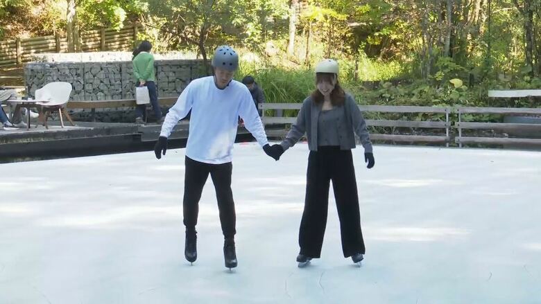 これから紅葉も　軽井沢の屋外スケートリンクがオープン　「氷上の散歩を楽しんで」｜FNNプライムオンライン