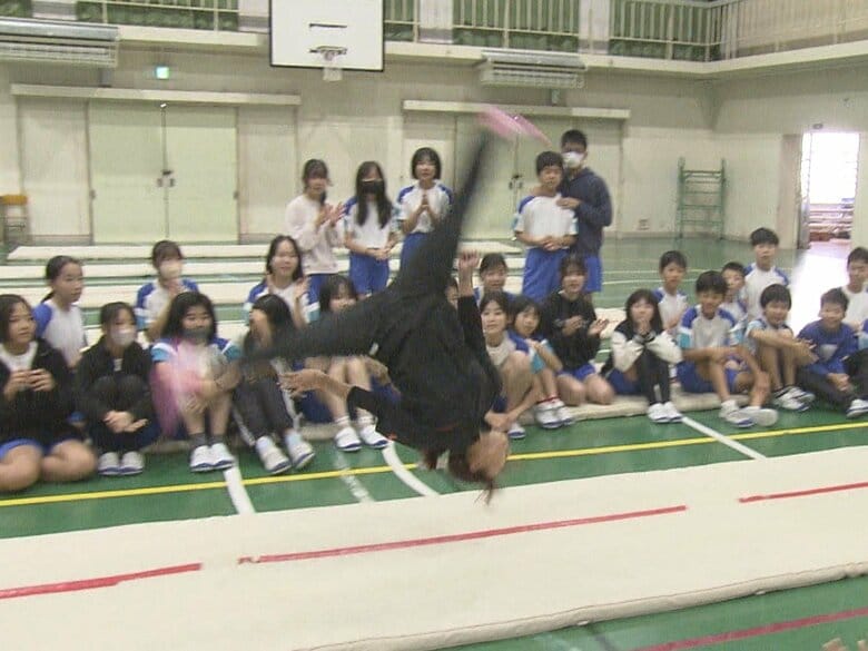 アクロバティックな技に歓声…来年のアジア競技大会アスリート委員・寺本明日香さんが名古屋の小学生と交流｜FNNプライムオンライン
