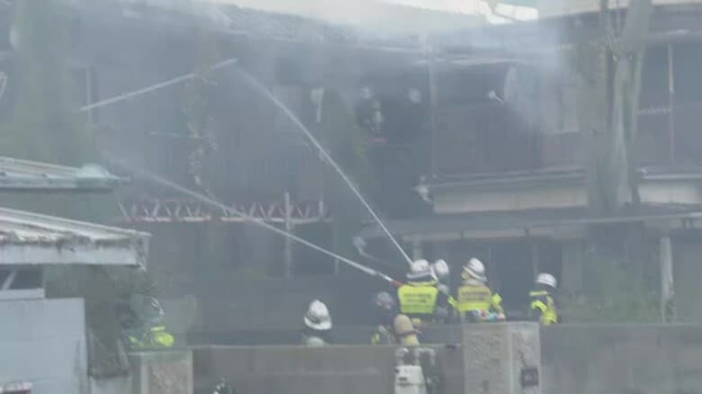 今治市で２階建ての無人アパート全焼「１階の真ん中の部屋から火」警察が原因調べる【愛媛】｜FNNプライムオンライン