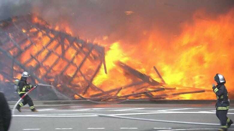 砺波市で酒造会社の建物焼く火事 消火活動続く 大型商業施設の近くの住宅街｜FNNプライムオンライン