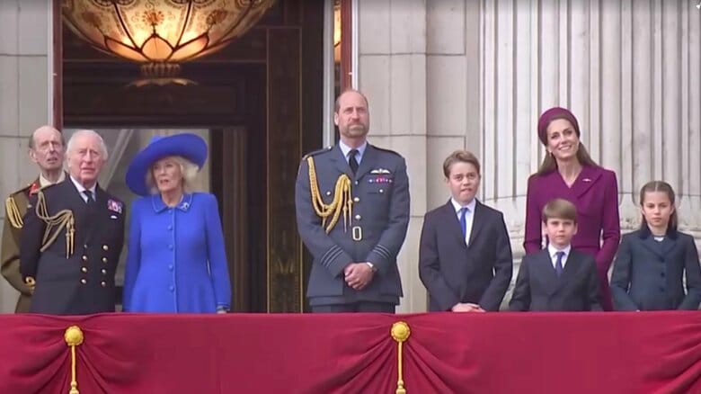 チャールズ国王夫妻、ウィリアム皇太子夫妻が見守る中　イギリス・バッキンガム宮殿　約1300人兵士が戦勝80年パレード｜FNNプライムオンライン