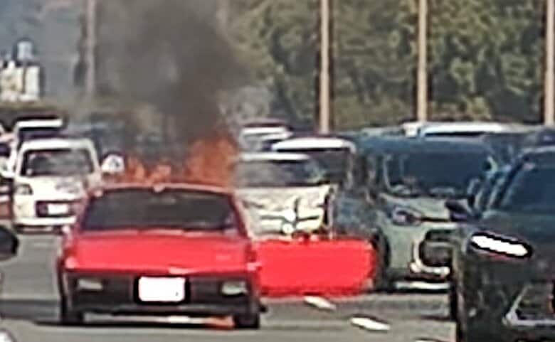 「古い車を運転していたらエンジンルームから火が…」国道54号で車両火災　運転手は逃げ出して無事｜FNNプライムオンライン