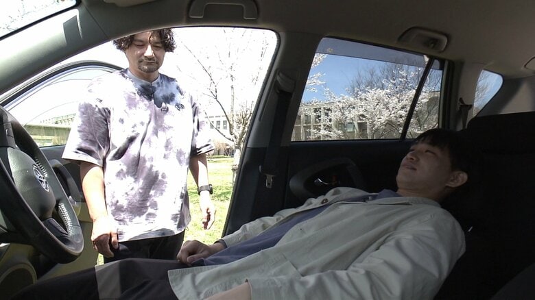 「車中生活」を体験！　限られた空間で過ごすにはコンパクトで音が気にならないグッズを　実際に試して災害に備える【秋田発】｜FNNプライムオンライン