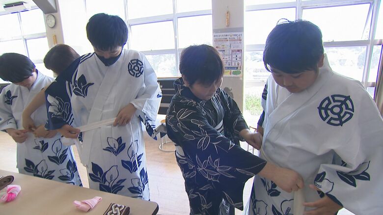 中学生が“浴衣の着付け”に挑戦！初の着付けに苦戦も…伝統文化の魅力に触れる「祭りに着ていきたい」新潟・胎内市｜FNNプライムオンライン