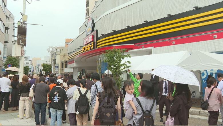 「パルコを超える勢いで新しい文化を」パルコ跡地に「松本シェーナ」がオープン　総合ディスカウントストアの「ドン・キホーテ」など7店舗が営業開始　「街が盛り上がればいい」開店前から長い行列　長野・松本市｜FNNプライムオンライン