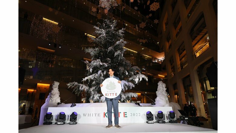 巨大なクリスマスツリーを背に笑顔の松下洸平