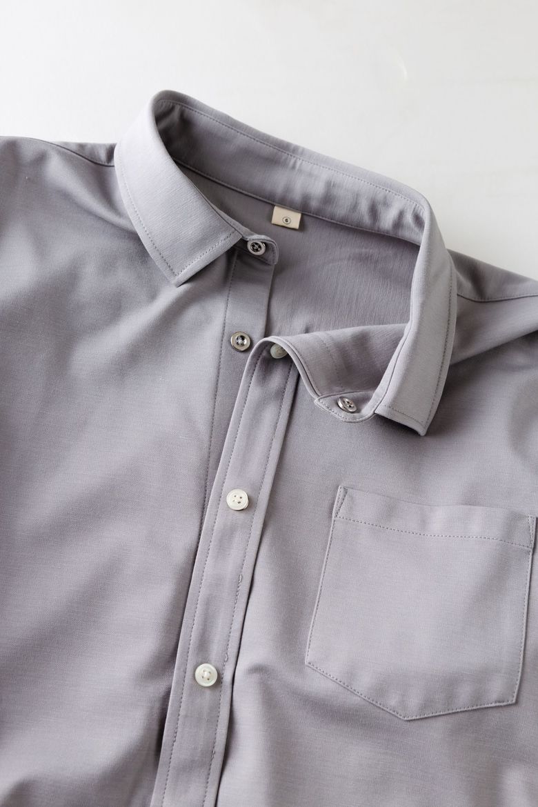 ボタンが磁石になっているなどこれまでにない着想で服をつくる