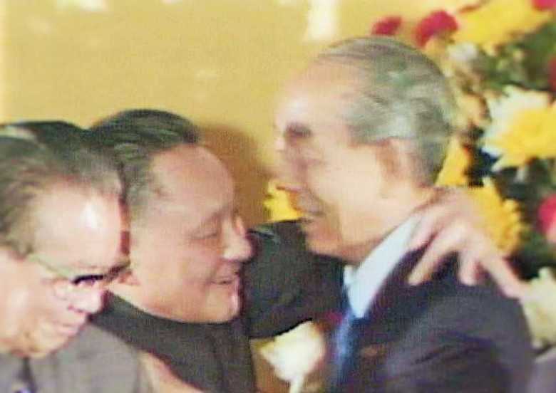 日中平和友好条約の調印・1978年 批准書を交換し抱き合う福田赳夫氏と鄧小平氏