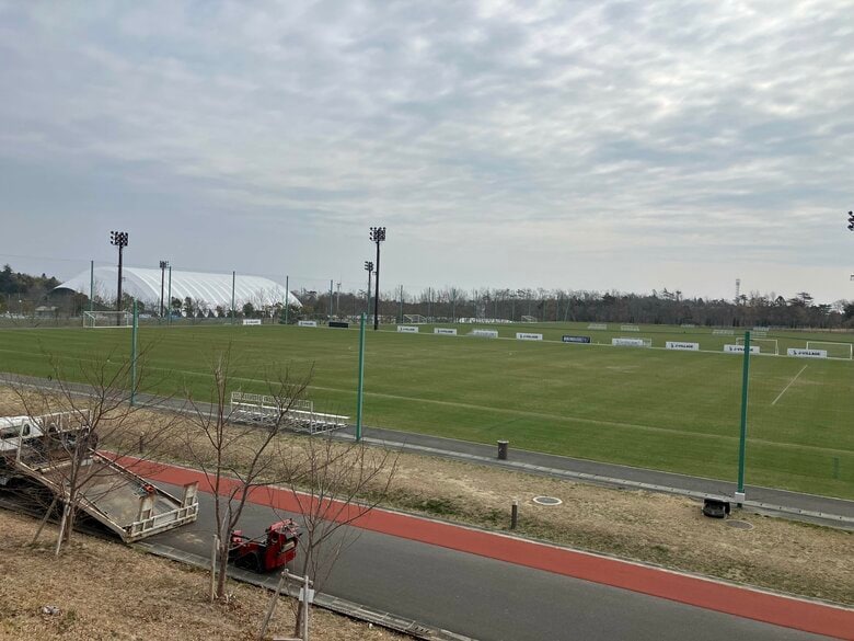 この施設がサッカーのトレーニングセンターとしてオープンしたことを伝える緑のピッチ