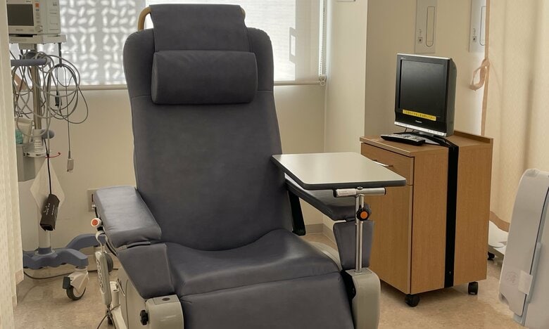 「レカネマブ」を点滴で投与される際に患者が座る大きなリクライニングチェア