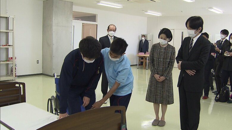 10月28日 宇都宮青葉高等学園を視察される秋篠宮ご夫妻（栃木・宇都宮市）