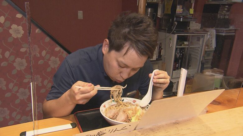 昼営業で始めたラーメンは、近くで働くサラリーマンなどに好評（2021年撮影）