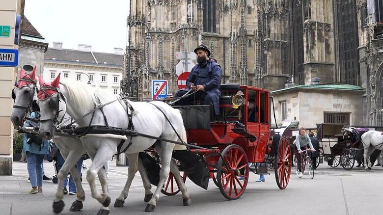 古い街並みが観光客を魅了する