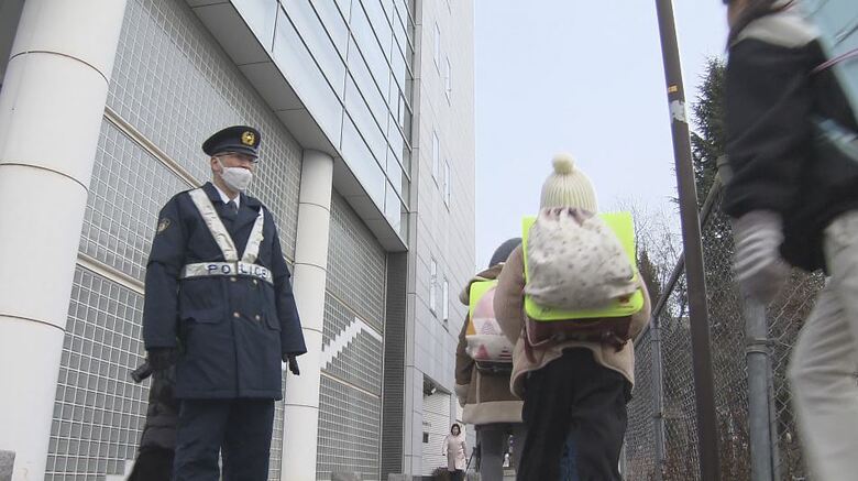 児童が登校（長野市　1月27日朝）