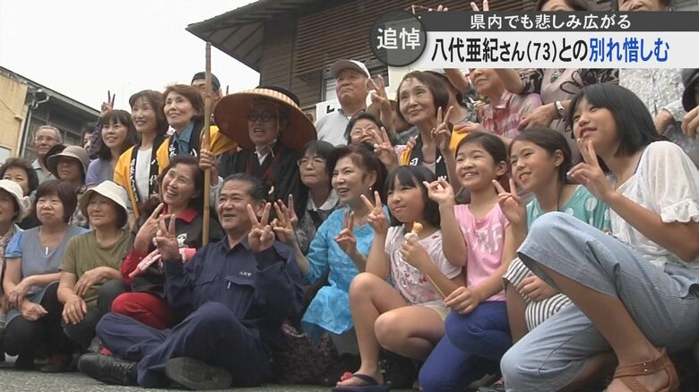 八代さんとの写真に笑顔になる被災者