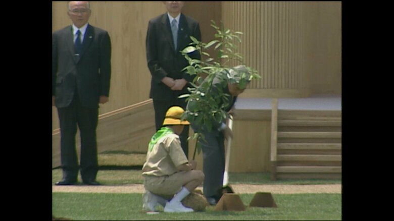 式典でお手植えをされる陛下
