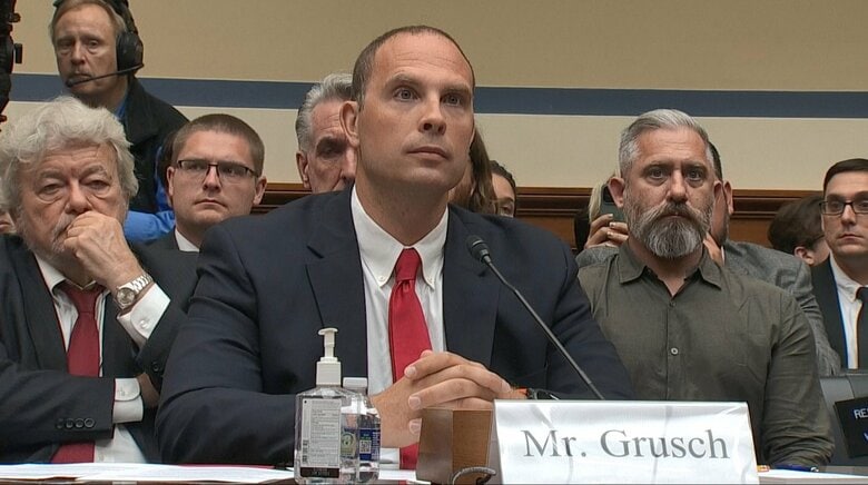 グラッシュ氏は「墜落したUFO」と「人以外の生物」を政府が回収したと明言した。