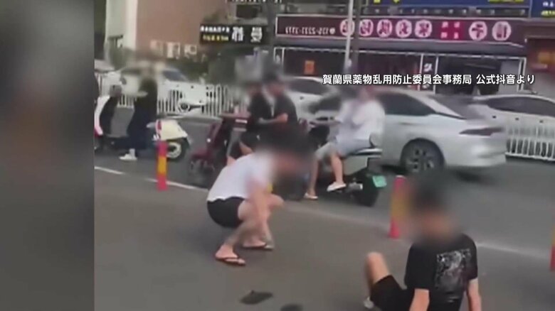 危険ドラッグの影響でゾンビのようにフラフラと歩く人々