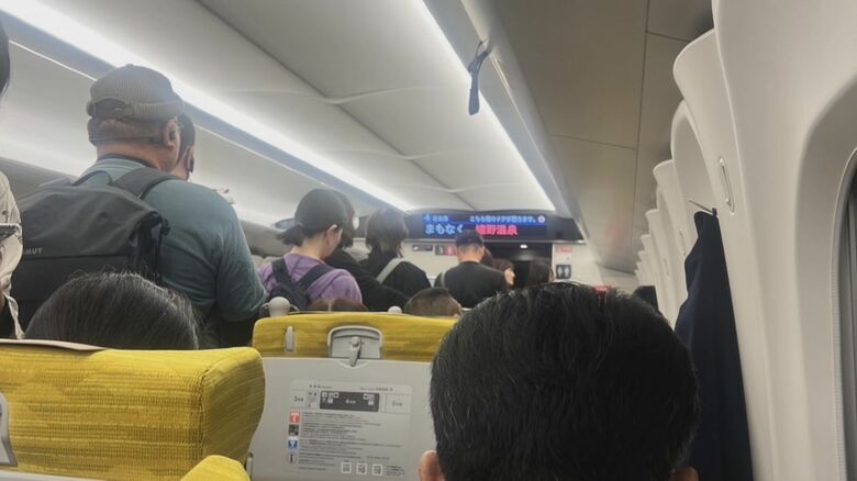 新幹線は満席で立っている人も