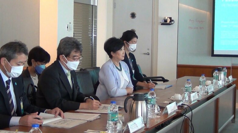 ペトロナス社幹部と会談する小池知事（2日）