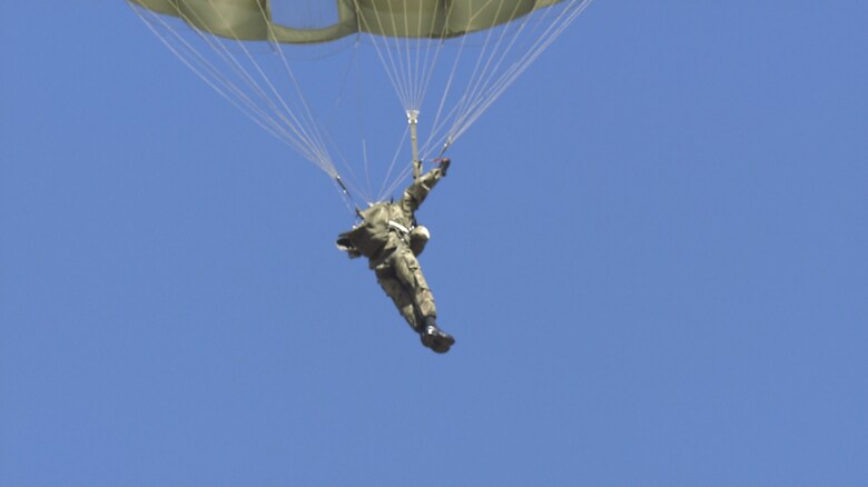 降下する亀崎二佐