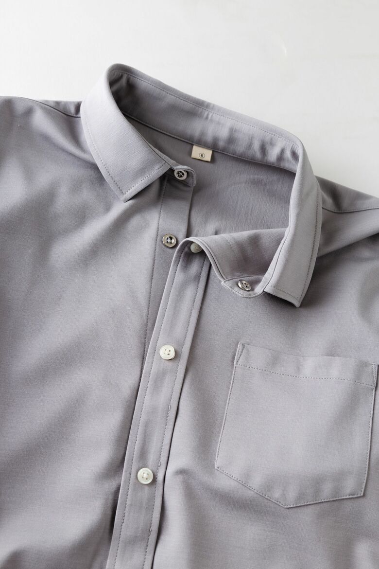 ボタンが磁石になっているなどこれまでにない着想で服をつくる
