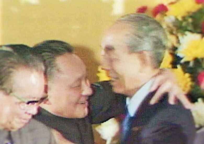 日中平和友好条約の調印・1978年　批准書を交換し抱き合う福田赳夫氏と鄧小平氏
