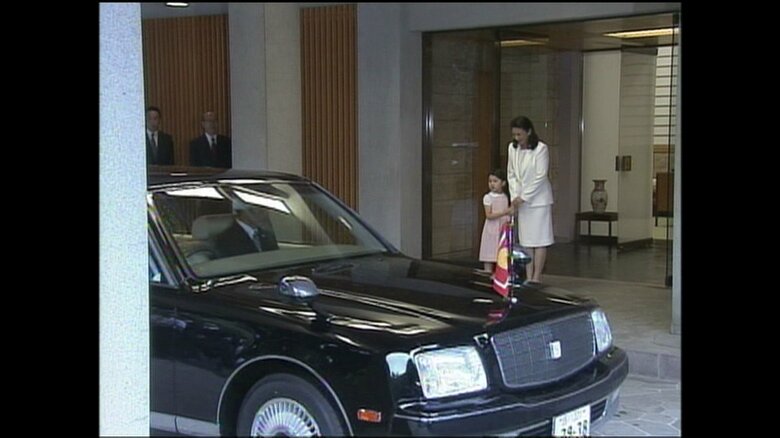 東宮御所の車寄せで出迎える雅子さまと愛子さま