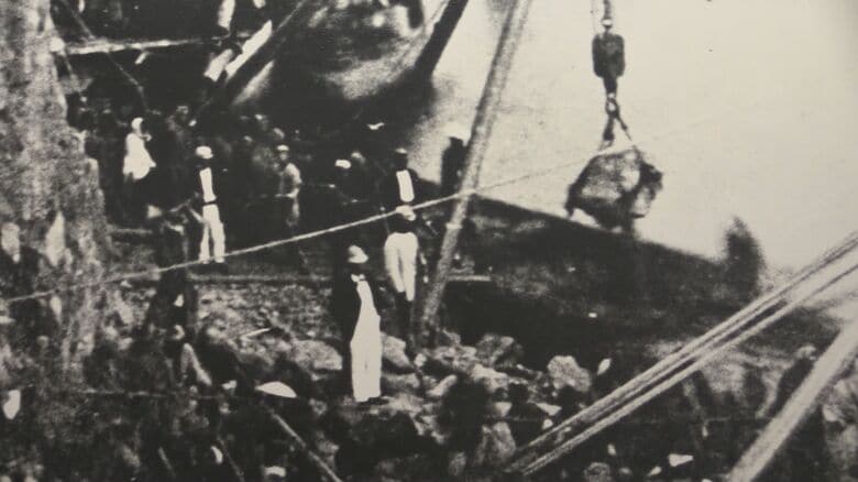 東尋坊から岩を切り出して突堤が造られた