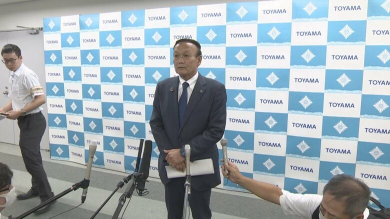 取材に応じる藤井富山市長（29日）