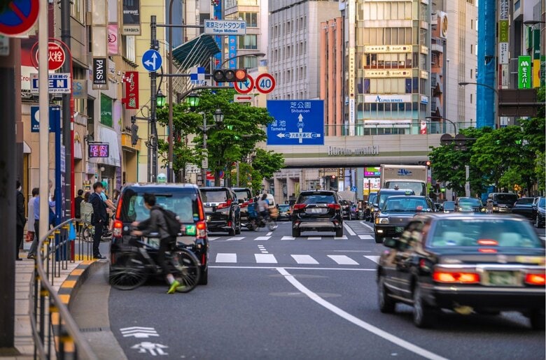 自転車レーンに停車する車（イメージ）