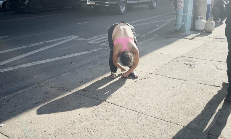 前屈みになって動かなくなっている女性