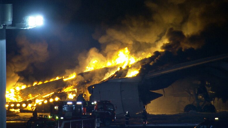 羽田空港で炎上する日航機