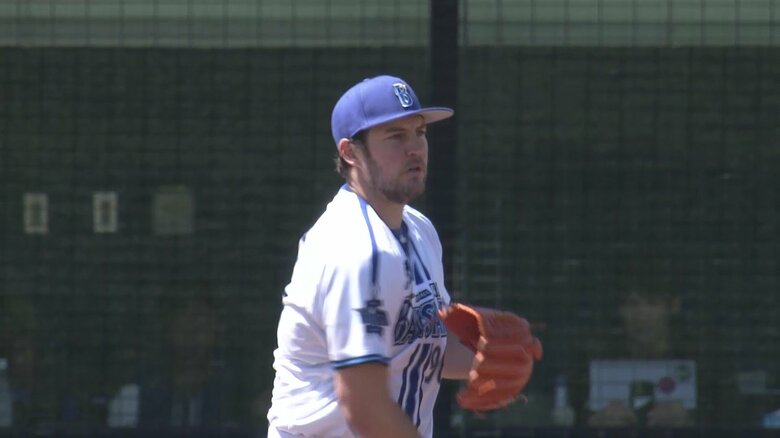 イニング間のピッチング練習前、“バックスクリーンに向かって”腕を数回振るT・バウアー④