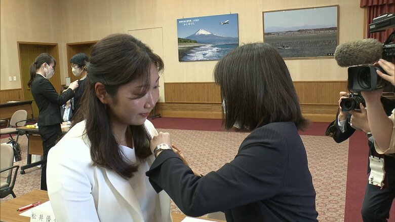 議員バッジを付けてもらう中山県議（5月1日）