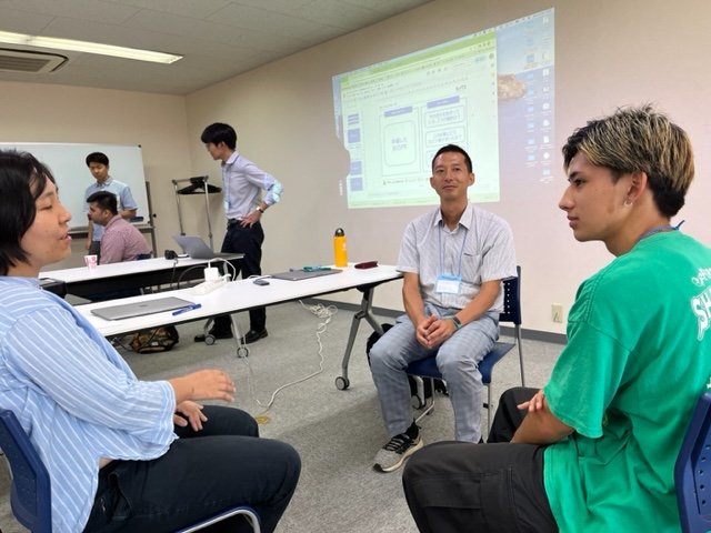 タダシ君（右）「一歩近づいたと感じる」右から2人目は群馬県の東野係長