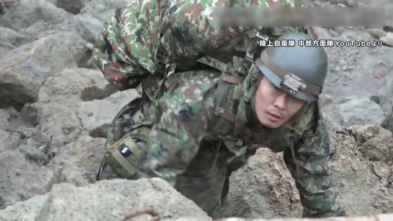 崖を登る陸上自衛隊