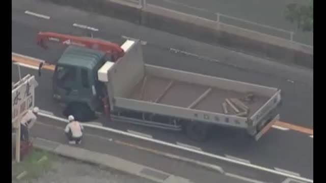 国道２号で１ｍ四方が陥没　４ｔトラック前輪がはまる　昨夜からの大雨の影響か　広島・廿日市市