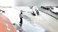 濁流に車が飲み込まれ配達用バイクも流される　豪雨で街が冠水　道路陥没し穴に車転落…男女を無事救助　トルコ