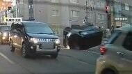 交差点で車同士が「ドン！」火花散らし横転　渋滞の間すり抜け直進車と衝突か　60代男性搬送も命に別条なし　札幌市