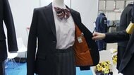 SOSサインにも使える学生服や皿代わりのライスペーパー　災害時の「フェーズフリー」商品を体験