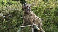 音や光でクマを撃退…ファミリーマートが“モンスターウルフ”を設置　山あいのコンビニでクマ出没防ぐ初の実証実験
