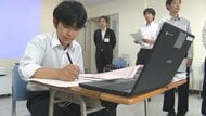タブレット端末導入で「机が狭い」「筆箱も置けない」　中学生が「10センチ余り拡張するパーツ」を手作り　授業中の不便さを解消するため教育長に要望