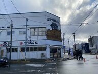 【最新】低気圧が急速に発達“今年一番の暴風”観測…30メートル超の地域も_最大瞬間風速29.9メートルの留萌市で4メートル規模のモルタル壁はがれて道路に落下「屋根がはがれそう」など通報相次ぐ〈北海道〉